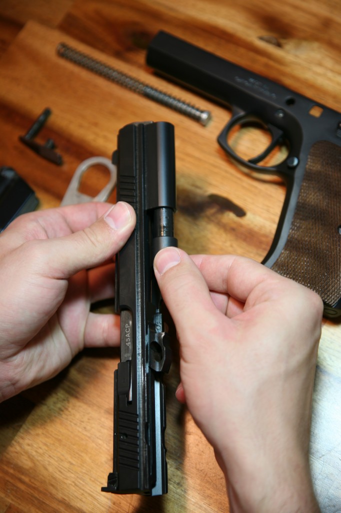 CZ 97 Sport Verschlussfederbuchse entnehmen