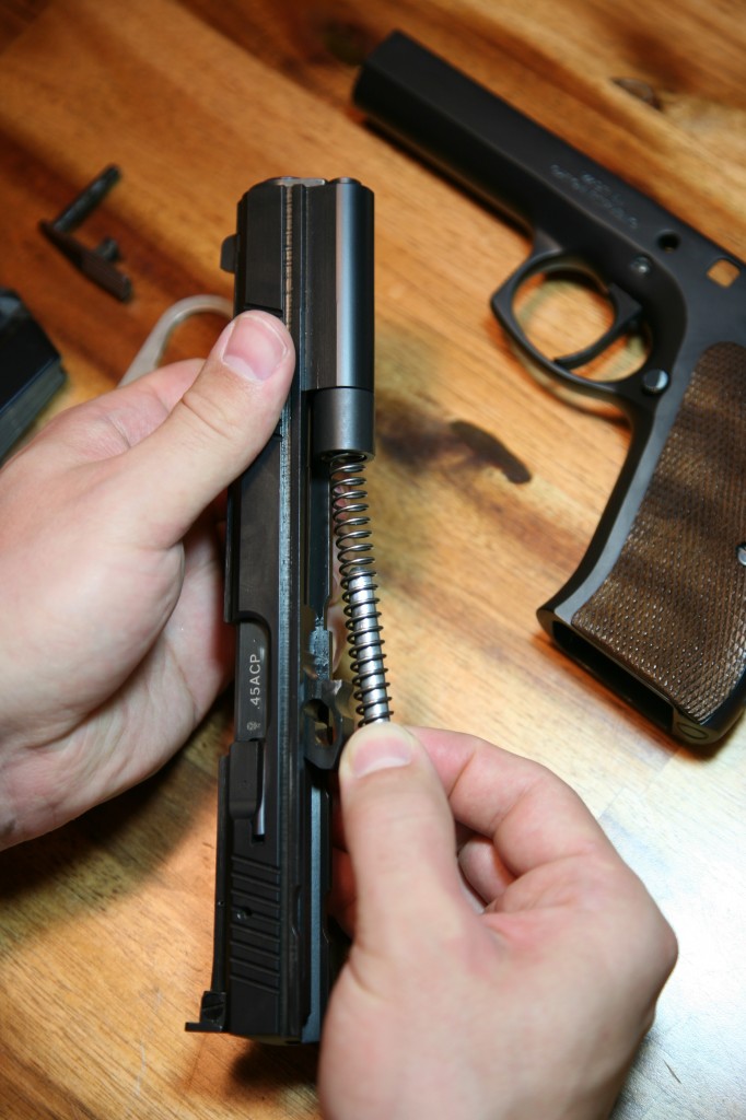 CZ 97 Sport Verschlussfeder entnehmen