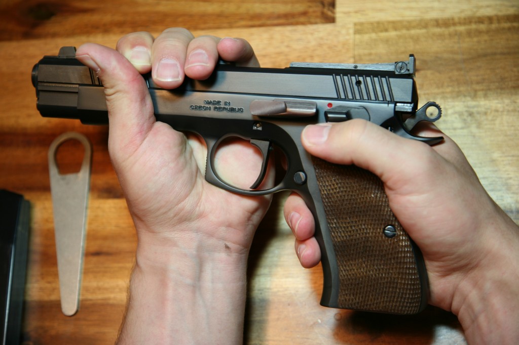 CZ 97 Sport Verschlussfanghebel herausdrücken
