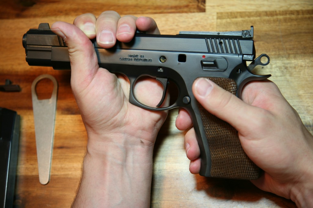 CZ 97 Sport Verschlussfanghebel herausziehen