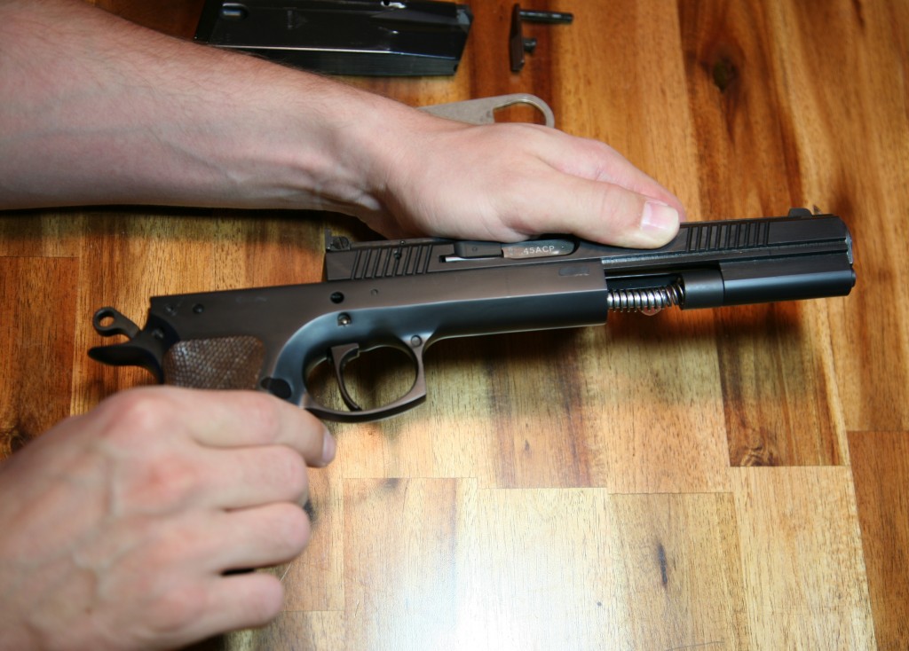 CZ 97 Sport Verschluss abziehen