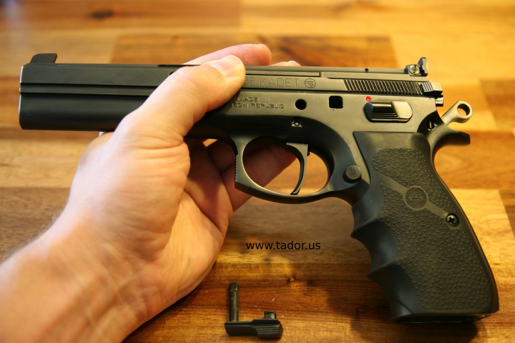 CZ 75 Sport III Verschlussfanghebel herausdrücken
